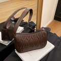Bolso de hombro francés marrón oscuro con elegantes pliegues ondulados y cremallera - Marrón