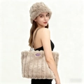 Winter-Set aus Kunstpelz mit beigem Plüsch-Anglerhut und passender gesteppter Shopper - Shopper / Khaki