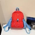 Sac à dos mode rouge et bleu pour l'école et le bureau sur un bureau blanc - Rouge