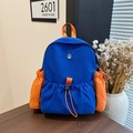 Modischer Rucksack aus Nylon in Blau und Orange mit Kordelzug-Fronttasche und M-Logo - Blau