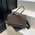 Minimalistische tiefbraune Wildledertasche mit Rundgriff und breitem Gurt auf Stufen - Modell 1 Kaffee