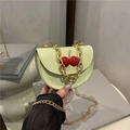 Mini sac selle vert clair avec décor cerise et poignée chaîne dorée pour femme - Vert