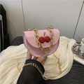 Mini sac bandoulière rose avec décoration cerise et bandoulière chaîne dorée - Rose