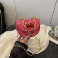 Mini sac selle rose avec breloque cerise, anse chaîne dorée et bandoulière fine - Rose rosé