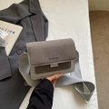 Bolso bandolera cuadrado pequeño en gris oscuro y blanco roto con correa ancha - Gris oscuro