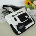 Studenten-Umhängetasche in Schwarz-Weiß mit kleiner Münztasche und Schnallenverschluss - 31x32x11cm / Schwarz