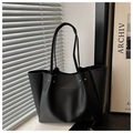 Vista detallada del bolso tote de cuero sintético negro con tachuelas y asas largas - Negro