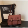 Dettaglio della borsa a tracolla in camoscio rosso-marrone con fibbie in pelle e hardware oro - caffè