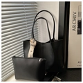 Dettaglio del set borsa tote in pelle nera opaca con tracolla fashion e borsello - Nero