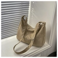 Detailansicht der khakifarbenen Hobo-Tasche aus Wildleder mit silbernem Reißverschluss - Khaki