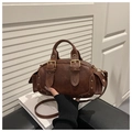 Vue détaillée du sac Boston vintage marron avec texture cuir et boucles dorées - Marron