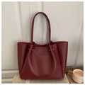 Bolso tote de cuero suave rojo oscuro con detalles plisados y remaches - Rojo