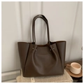 Bolso tote de cuero mate marrón oscuro con diseño plisado y remaches plateados - café