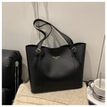 Bolso tote negro minimalista de cuero sintético con herrajes dorados y correas ajustables - Negro