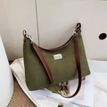Bolso hobo vintage de ante verde oliva con ribete de cuero marrón y hebilla metálica - Verde