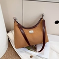 Bolso hobo vintage de ante sintético marrón con adornos de charol y placa de metal - Marrón