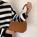 Détails du sac baguette en velours côtelé caramel avec chaîne argentée et bandoulière - Brun avec Chaîne