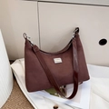 Bolso retro de gamuza marrón oscuro con correa de cuero brillante y hebilla de metal plateado - Marrón