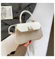 Sac à main tissé tendance avec rabat en cuir blanc et détail lettre M dorée en ton beige - Blanc