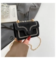 Schicke schwarze Wildleder-Umhängetasche mit goldener Kette und eleganten Wellennähten - Schwarz