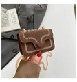 Dunkelbraune Mini-Umhängetasche aus Wildleder mit weißem Stick und Goldkette - Kaffeebraun
