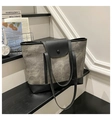 Détail du sac cabas en toile grise avec bordures en cuir noir et fermeture à pression - Noir