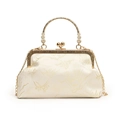 Beige jacquard avondtas met parelhandvat en gouden metalen schouderketting - Broken Wit