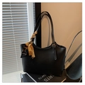 Klassische schwarze Leder-Tote-Bag mit weißen Kontrastnähten und dekorativem Seidenschal - Schwarz