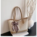 Große beige Canvas-Einkaufstasche mit khakifarbenem Lederbesatz und modischem S-Schal - Khaki