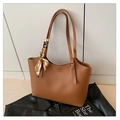 Braune Shopper-Tasche aus Kunstleder mit gemustertem Seidentuch und schlichtem Design - Braun