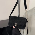 Bolso de hombro negro mate con un hebilla dorada única en forma de cacahuete - Bolso cuadrado pequeño minimalista / Negro