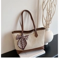 Schicke Canvas-Tragetasche in Creme mit braunem Lederbesatz und bedrucktem Seidenschal - Kaffeebraun