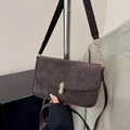 Bolso de hombro retro marrón con hebilla de cacahuete dorada y correa de cadena - Bolso cuadrado pequeño minimalista / café