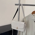 Bolso bandolera gris claro con hebilla de cacahuete dorada y detalles de cadena - Bolso cuadrado pequeño minimalista / Blanco Roto