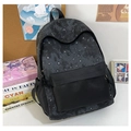 Detail des bedruckten Sternenhimmel-Rucksacks mit Mond und Sternen auf schwarzem Segeltuch - Schwarz