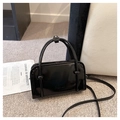Borsa a tracolla nera lucida minimalista con manico e scritta fashion a rilievo - Nero