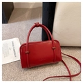 Borsa a mano rettangolare in pelle rossa lucida con scritta fashion e tracolla sottile - Rosso