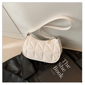 Bolso de hombro acolchado crema con costuras triangulares elegantes y cremallera dorada - Blanco