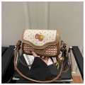 Detail van vintage crossbodytas met appelillustratie, strik en een beer-hanger - Mistbruin (Met Teddybeer Hanger)