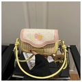 Detail van de crossbodytas met gele strik, ruitpatronen en een schattige berenhanger - Abrikoos Geel (Met Teddybeer Hanger)