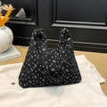 Bolso tote de pana negro con estampados de corazones y lazos y correa ancha al hombro - Negro