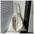 Dettaglio della borsa a mezzaluna bianca con borchie metalliche e ombre artistiche - Bianco