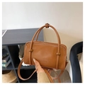 Borsa a tracolla quadrata minimalista in pelle PU marrone caramello con scritta FASHION - Marrone