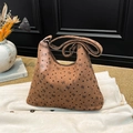 Bolso hobo de pana marrón con estampados de corazones y lazos negros y correa ancha - Marrón