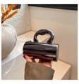 Mini borsa a secchiello nera lucida con manico a onda e sottile catena dorata - Nero