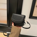 Piccola borsa quadrata nera minimalista con grana a ciottoli e tracolla regolabile - Nero