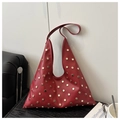 Borsa sottobraccio rossa alla moda con borchie dorate e ampia tracolla in pelle pregiata - Rosso