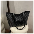 Große schwarze Shopper-Tasche mit grauen M-Buchstaben und goldenen Metallnieten - Schwarz