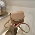 Borsa a tracolla marrone in pelle martellata con patta e finiture in metallo oro - Cachi