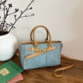 Bolso de retazos de mezclilla con ribete de cuero marrón y hebilla dorada en diseño minimalista - Azul y Marrón